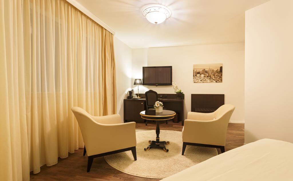 Business Hotel First Feusisberg Phòng bức ảnh